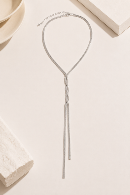 Collar en Y de eslabones retorcidos de Vera Serrat, joyería moderna y elegante para lucir en cualquier ocasión.