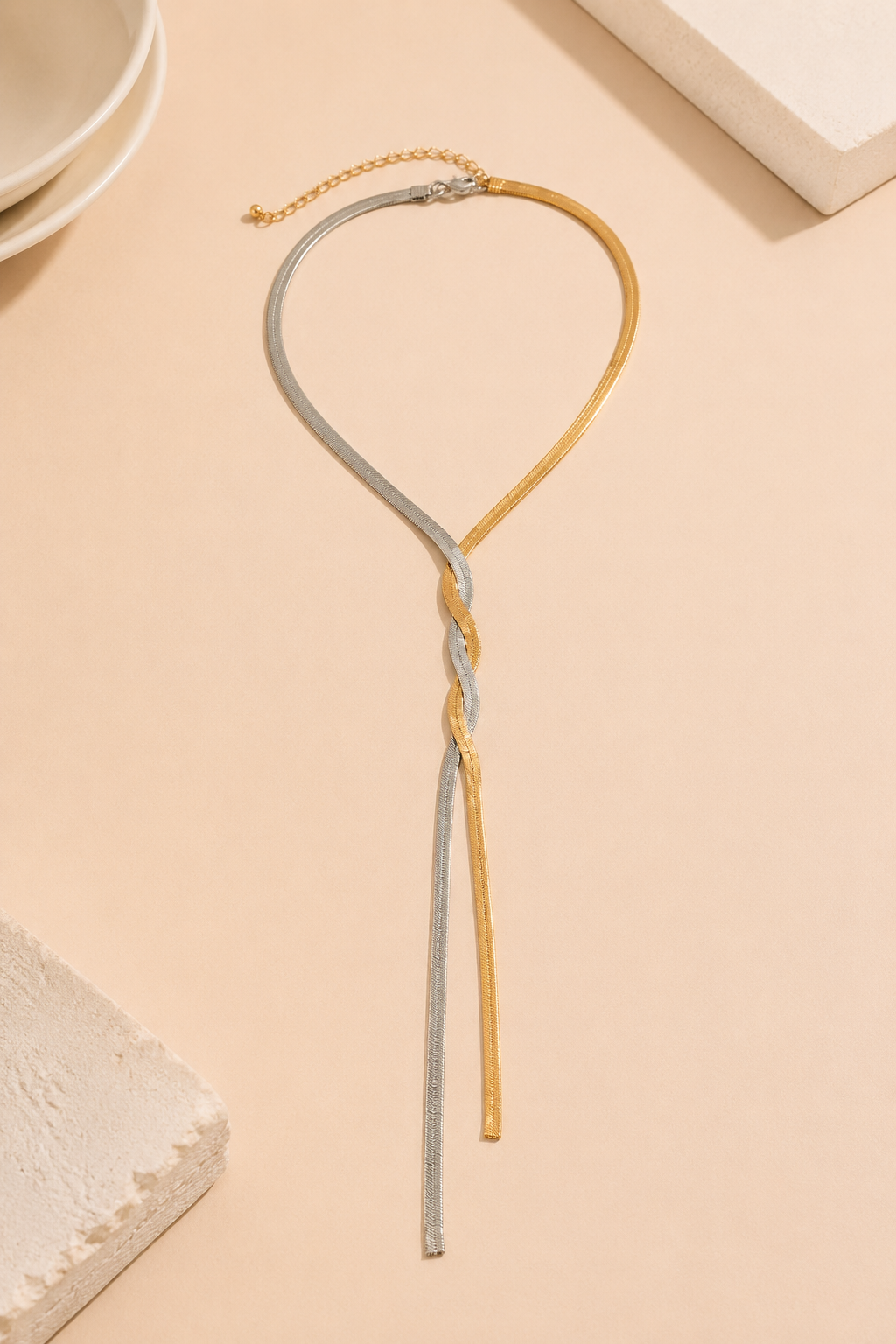 Collar en Y de eslabones retorcidos de Vera Serrat, elegante accesorio de joyería para mujer.