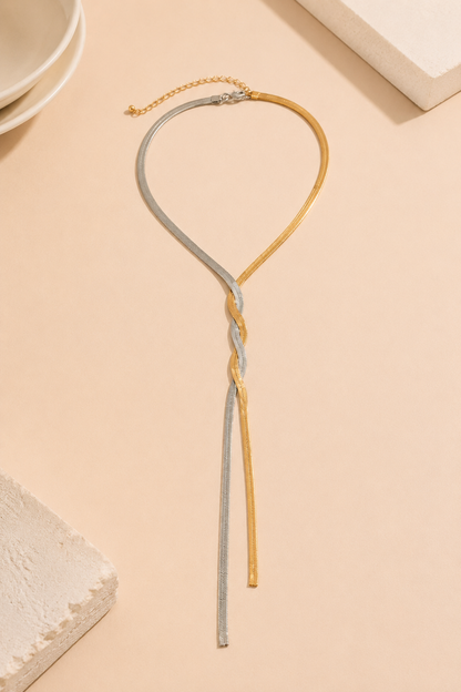 Collar en Y de eslabones retorcidos de Vera Serrat, elegante accesorio de joyería para mujer.