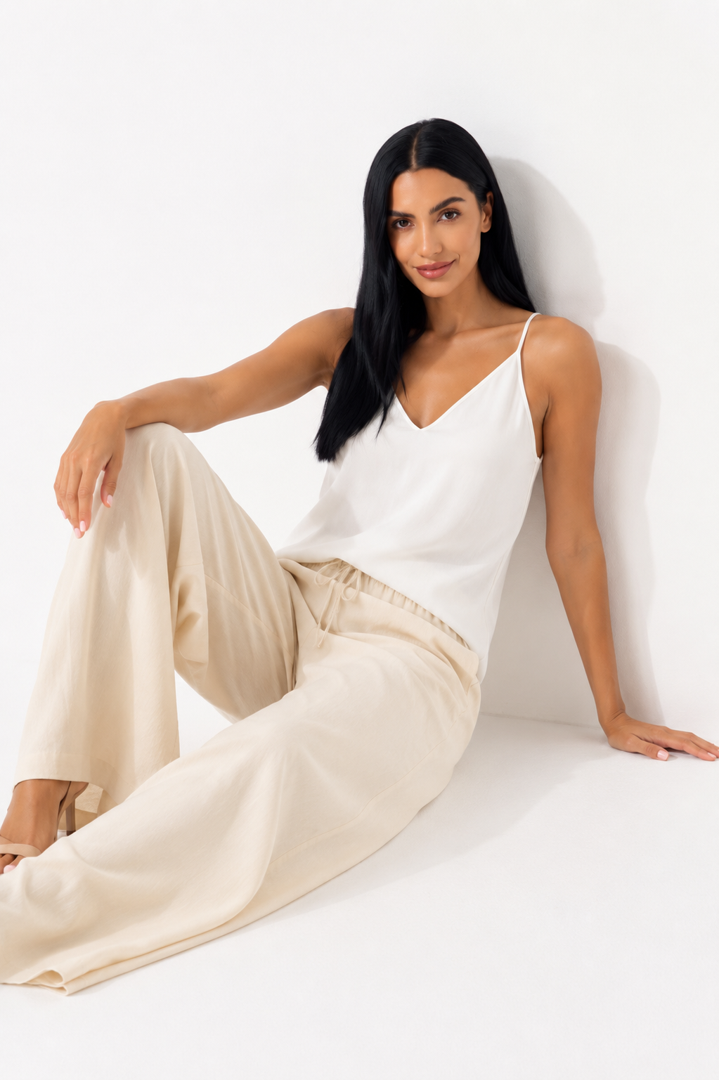 Pantalón Alba de Vera Serrat, de tela ligera y elegante, ideal para uso diario, en color neutro y diseño moderno.