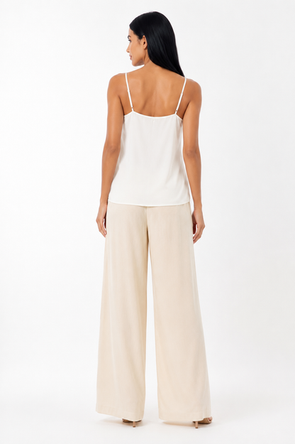 Pantalón Alba de Vera Serrat, estilo ligero y elegante, ideal para uso diario, en color neutro y con diseño moderno.