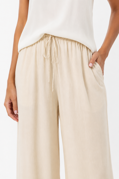 Pantalón Alba de Vera Serrat, de tela ligera y elegante, para uso diario, en color neutro y diseño moderno.