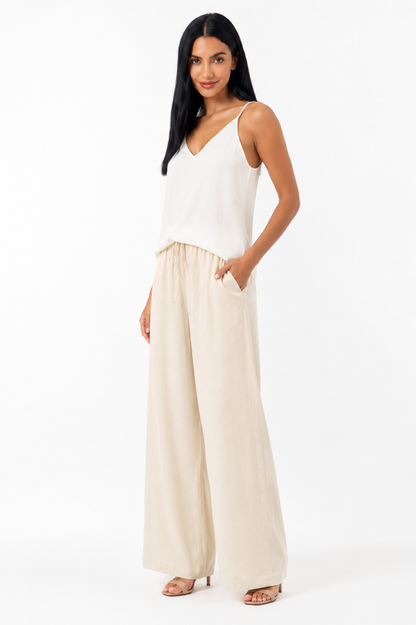 Pantalón Vera Serrat Alba de ligereza y elegancia para uso diario, en color neutro y con diseño moderno.