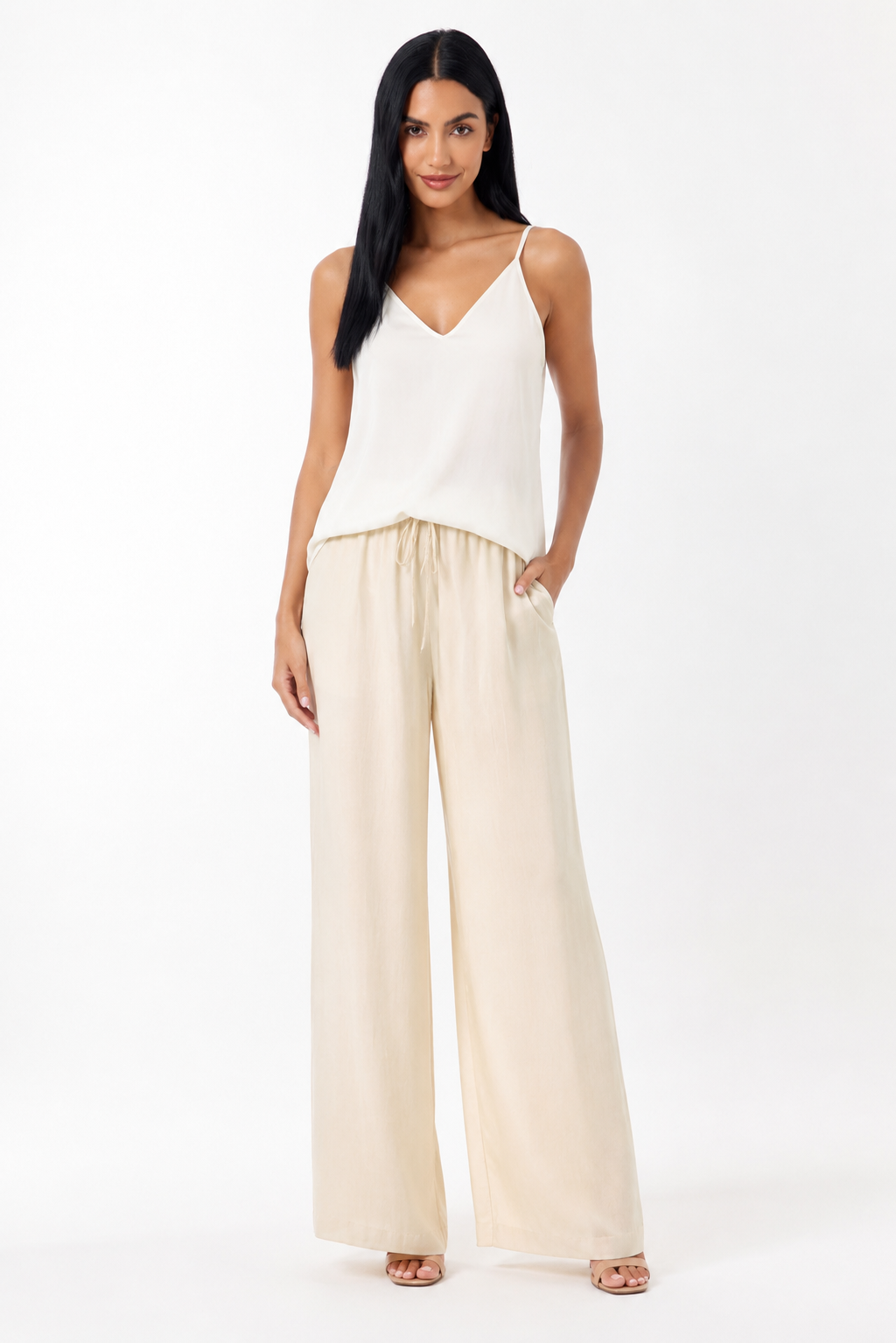 Pantalón Alba de Vera Serrat, elegante y cómodo, diseñado para uso diario, en tono neutro y con un corte moderno.