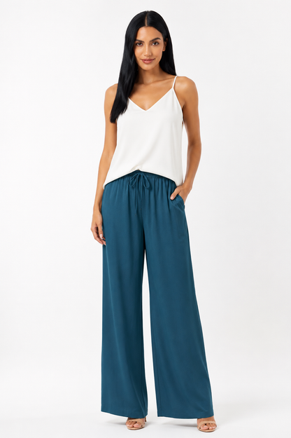 Pantalón de Vera Serrat Alba, estilo elegante y ligero, ideal para uso diario, en color neutro y tejido cómodo.