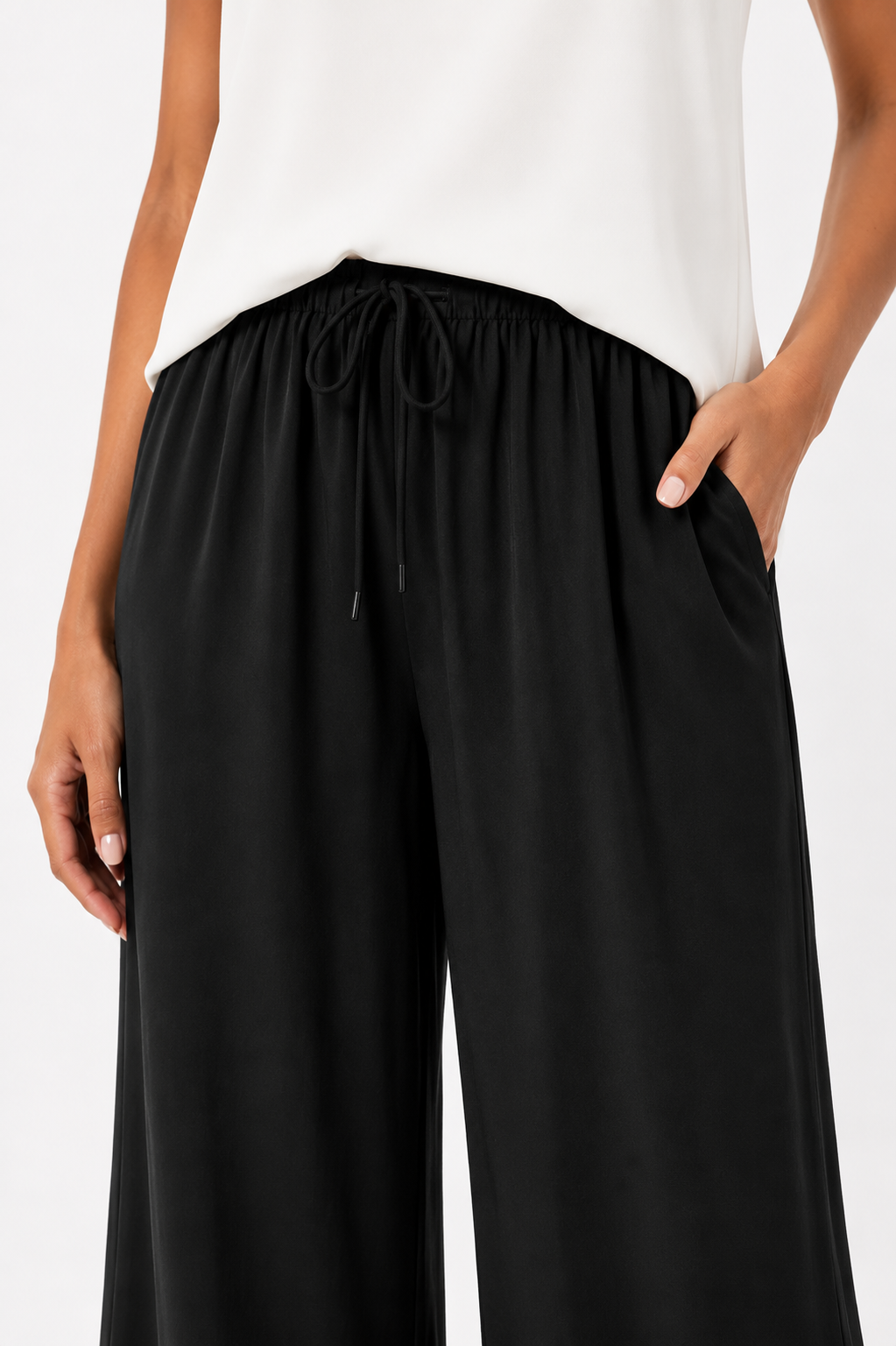 Pantalón Vera Serrat Alba de ligereza y elegancia para uso diario, en color neutro, con diseño clásico y cómodo.
