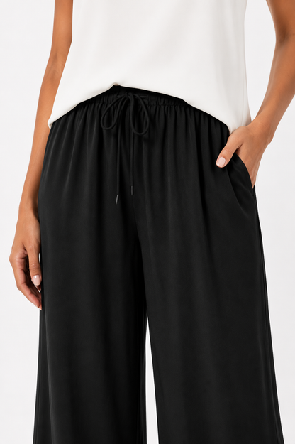 Pantalón Vera Serrat Alba de ligereza y elegancia para uso diario, en color neutro, con diseño clásico y cómodo.