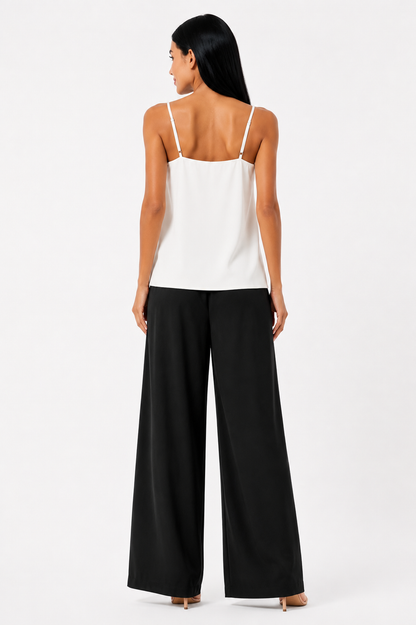 Pantalón Alba de Vera Serrat, de tela ligera y elegante, ideal para uso diario, con corte moderno y acabado suave.