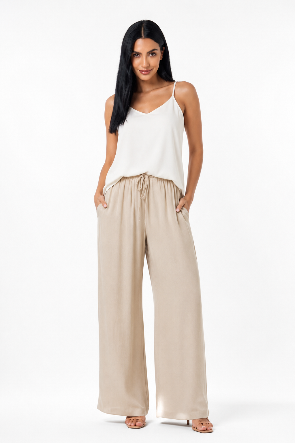 Pantalón ligero y elegante de la marca Vera Serrat, diseñado para uso diario, en color neutro y con corte cómodo.