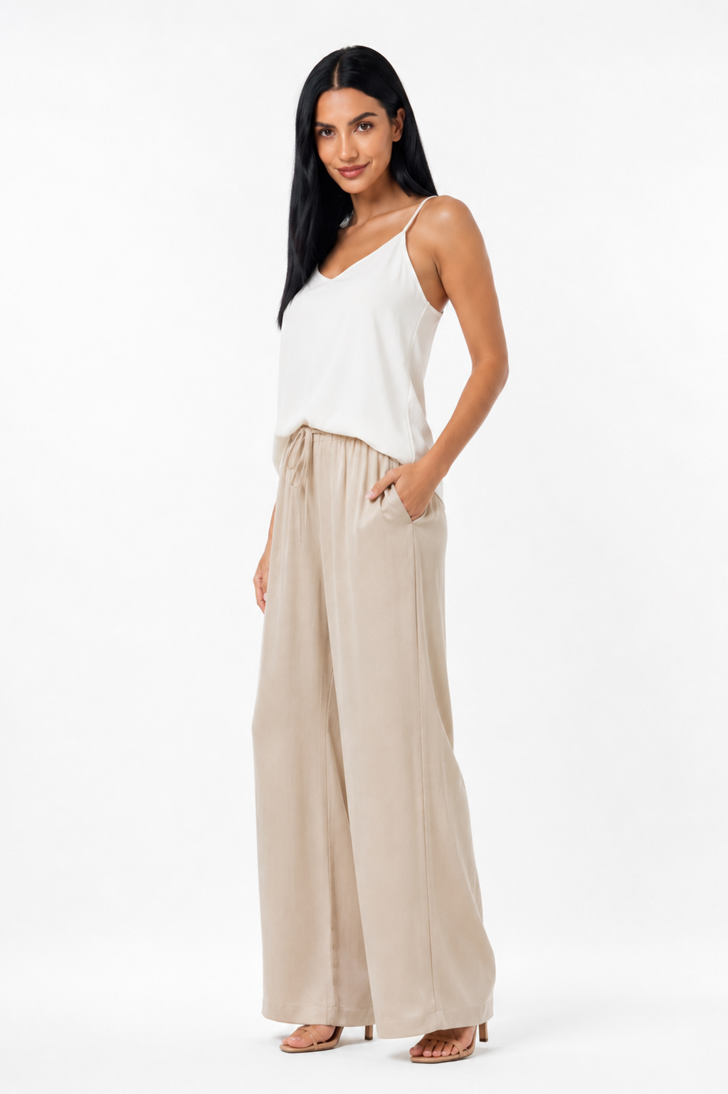 Pantalón Vera Serrat Alba, de ligereza y elegancia, ideal para uso diario, en color neutro y corte moderno.