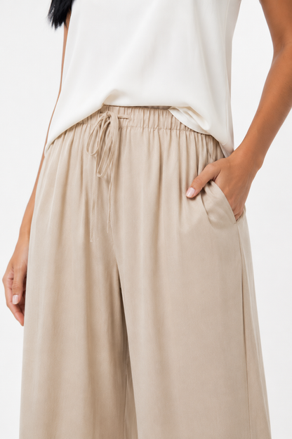 Pantalón Alba de Vera Serrat, de estilo ligero y elegante, ideal para uso diario, en color neutro y corte cómodo.