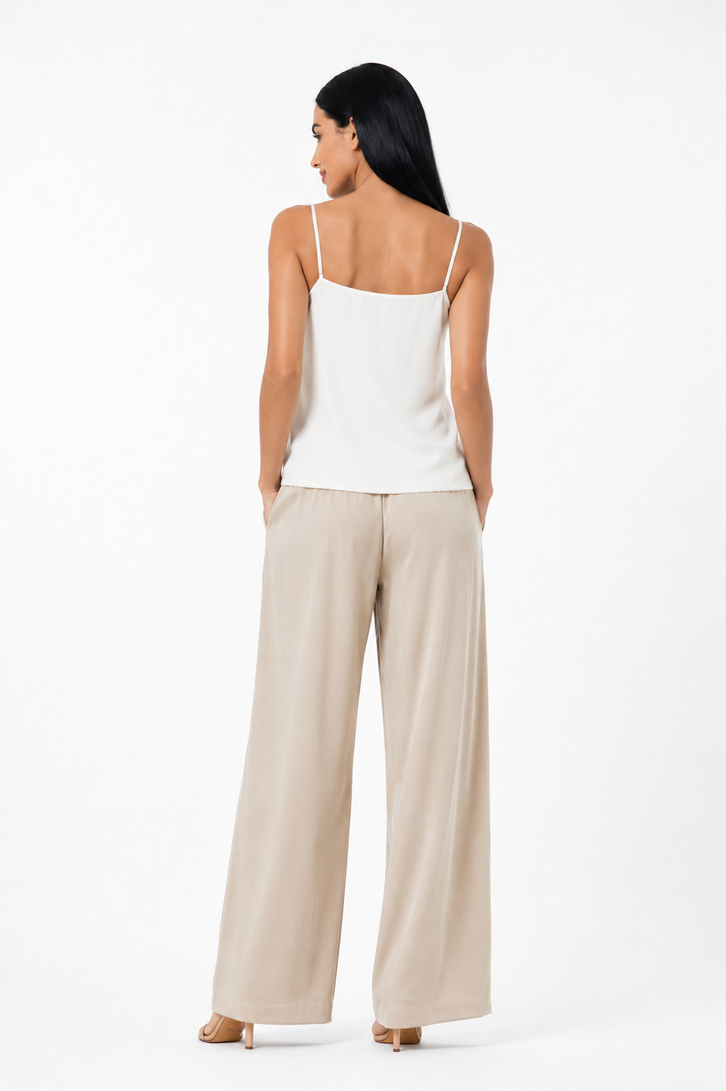 Pantalón ligero y elegante de Vera Serrat en color neutro, ideal para uso diario, con diseño moderno y cómodo.