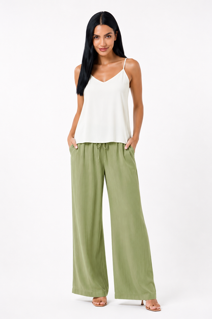 Pantalón Alba de Vera Serrat, con diseño elegante y ligero para uso diario, en color neutro, mostrado en la imagen.