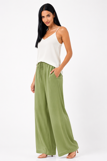 Pantalón Alba de Vera Serrat, de ligereza y elegancia, en color neutro, con corte cómodo para uso diario.