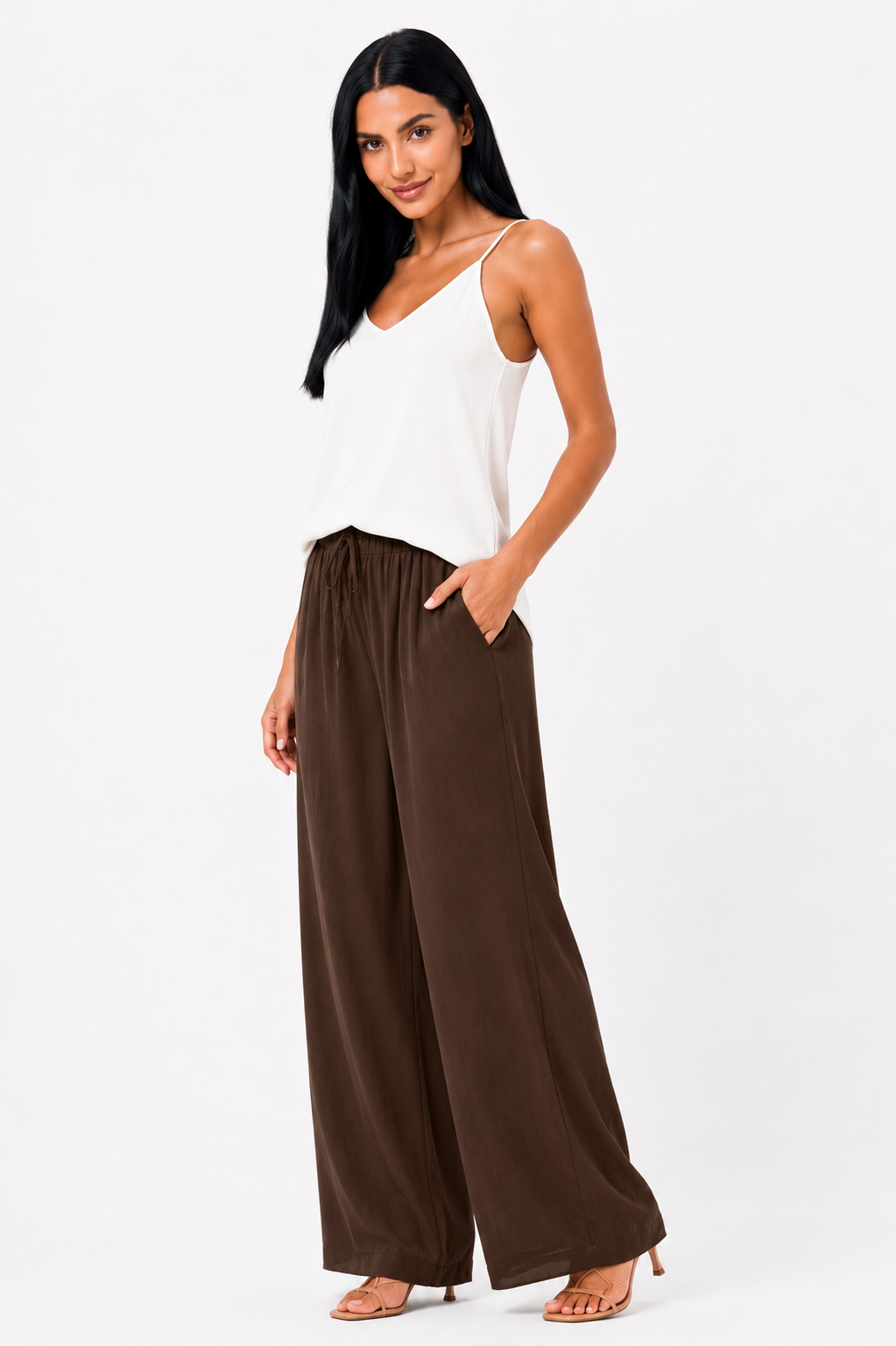 Pantalón Alba de Vera Serrat, con estilo ligero y elegante, ideal para uso diario, en color neutro y corte cómodo.