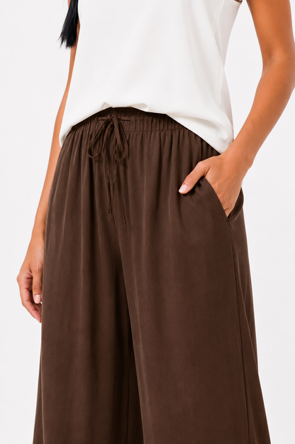 Pantalón Vera Serrat Alba de ligereza y elegancia, ideal para el uso diario, en color neutro y diseño moderno.