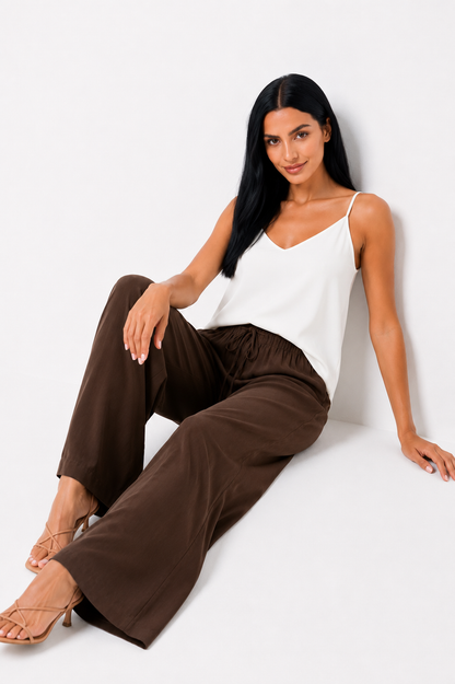 Pantalón Alba de Vera Serrat, de estilo elegante y cómodo, ideal para uso diario, en color neutro y tela ligera.