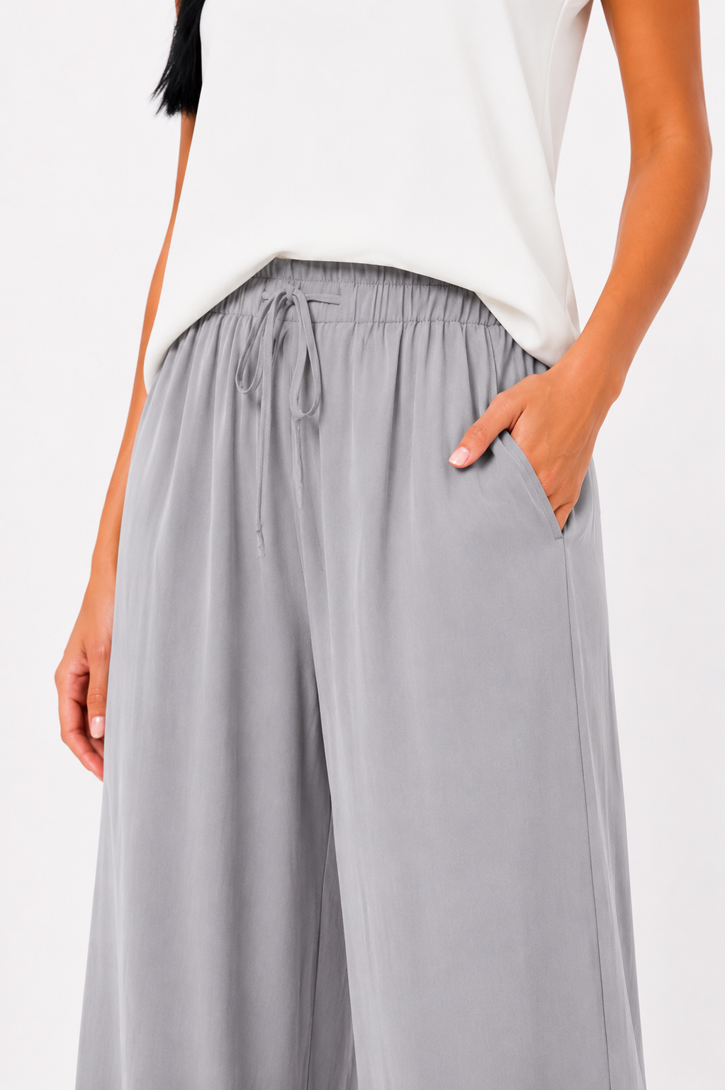 Pantalón Vera Serrat Alba de ligereza y elegancia, ideal para uso diario, en color neutro y con diseño cómodo.