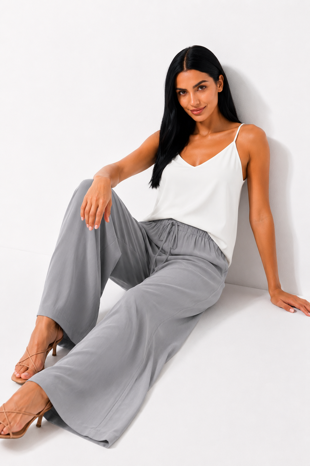 Pantalón Alba de Vera Serrat, con diseño ligero y elegante para uso diario, en color neutro y tejido suave.