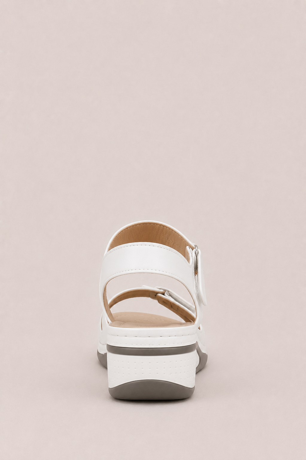 Sandalias ergonómicas de confort Vera Serrat con suela acolchada y diseño cómodo para uso diario.