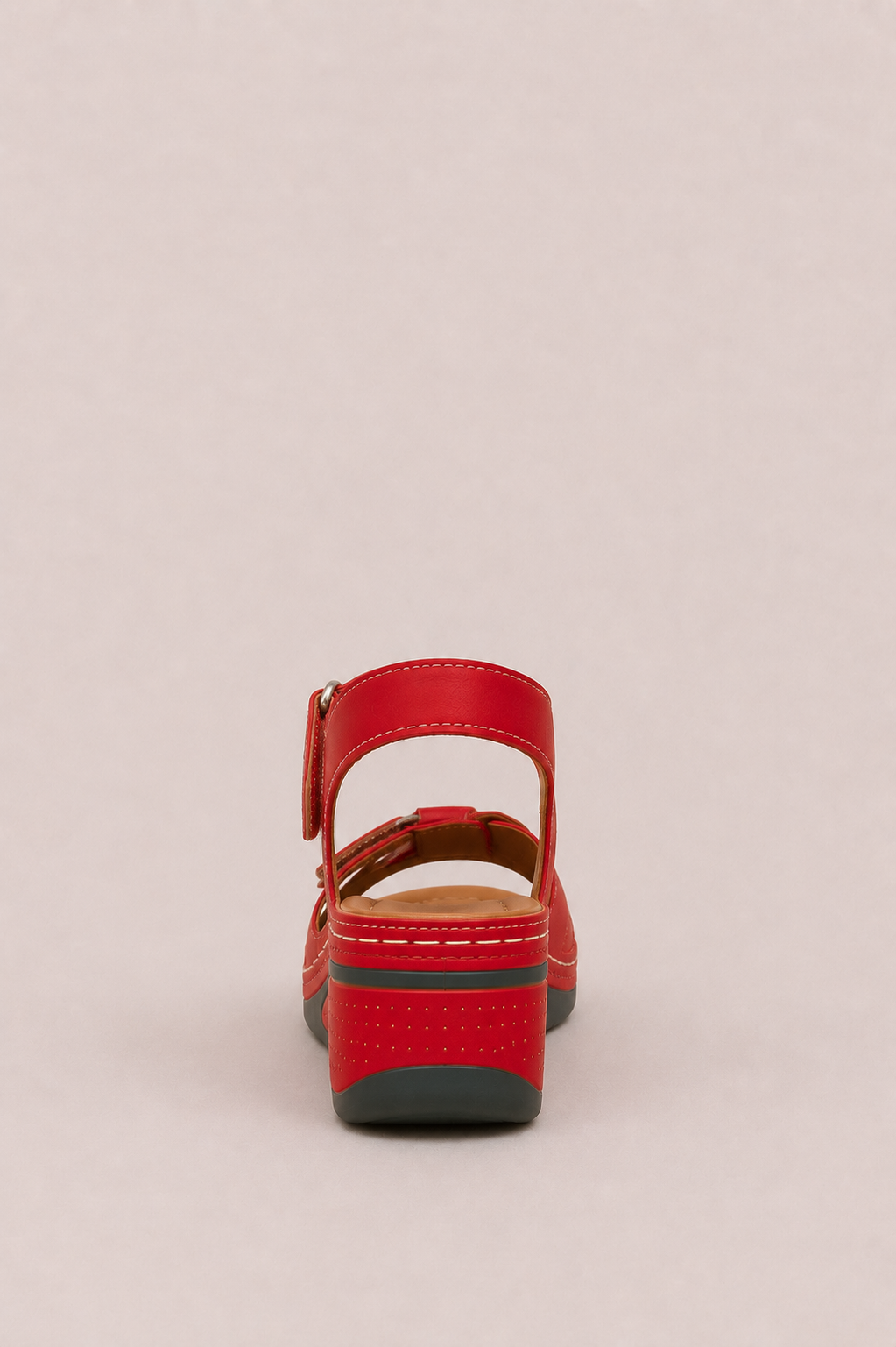 Sandalias ergonómicas de confort de Vera Serrat, con diseño cómodo y soporte para pies, en color neutro.