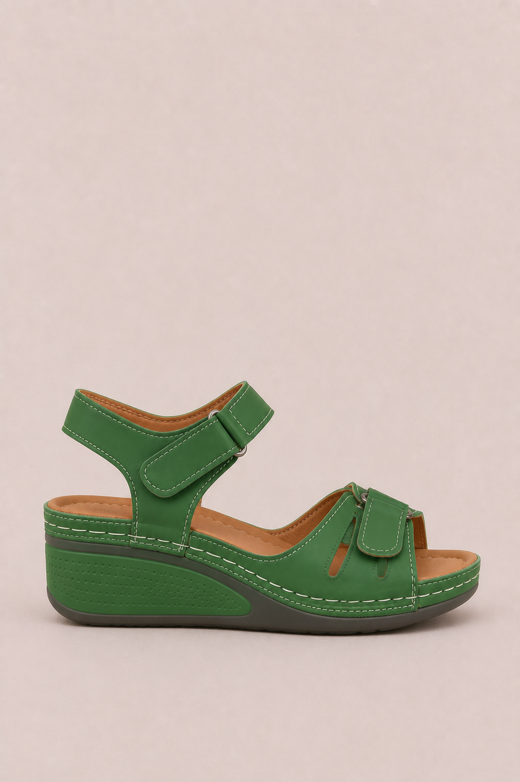 Sandalias ergonómicas de confort Vera Serrat, con diseño en cuero y suela antideslizante, ideales para uso diario.