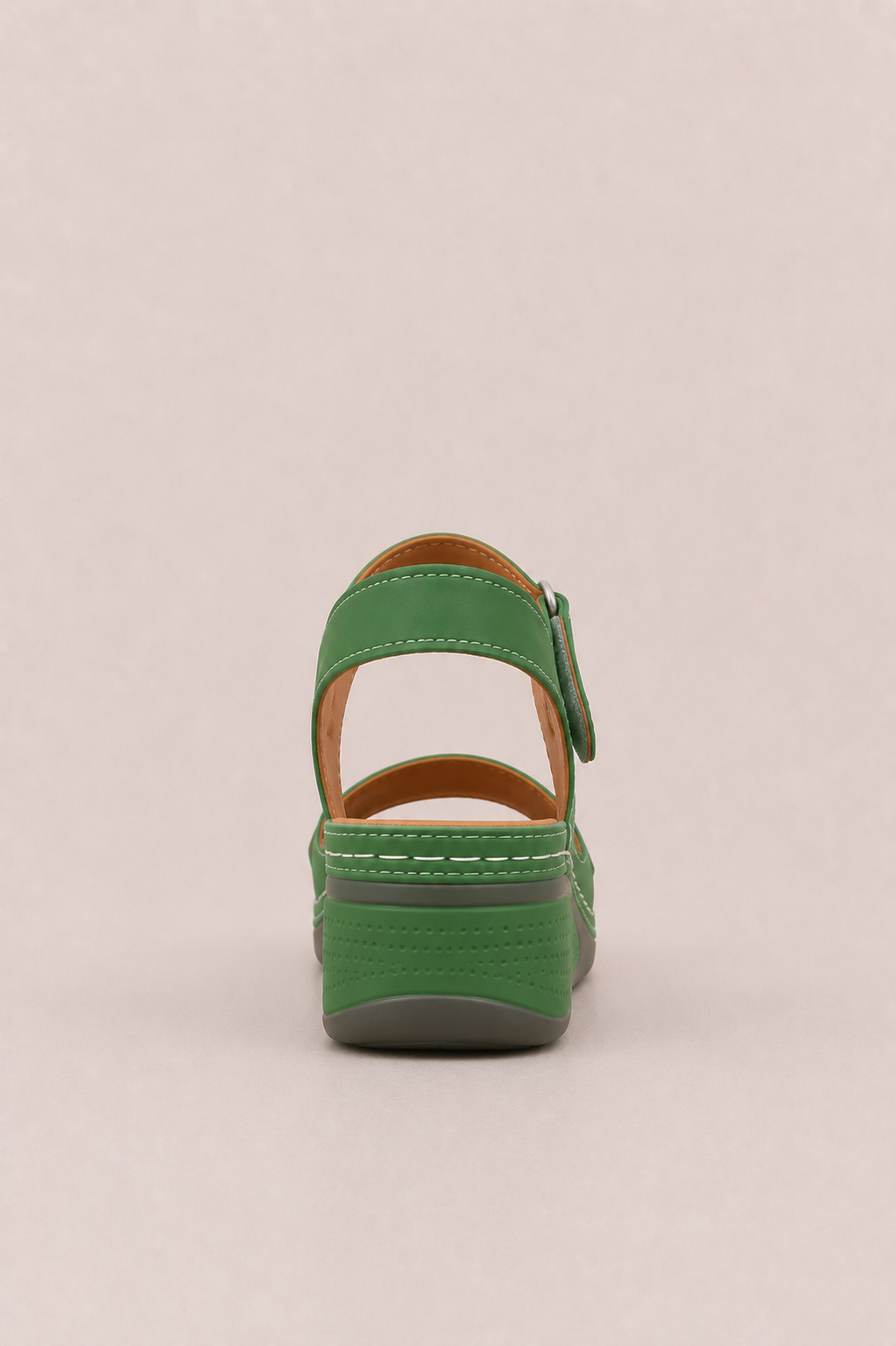Sandalias ergonómicas de confort de Vera Serrat, con plantilla acolchada y diseño ajustable para mayor comodidad.