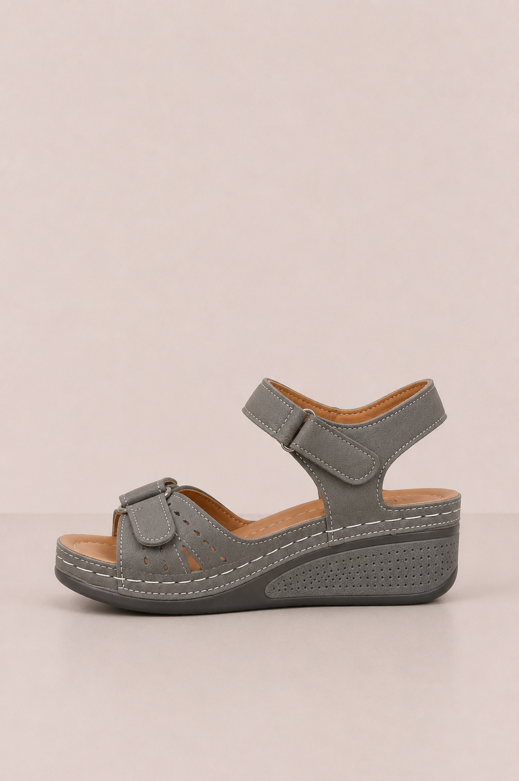 Sandalias ergonómicas de confort Vera Serrat, con suela acolchada y diseño cómodo para uso diario, en color gris.