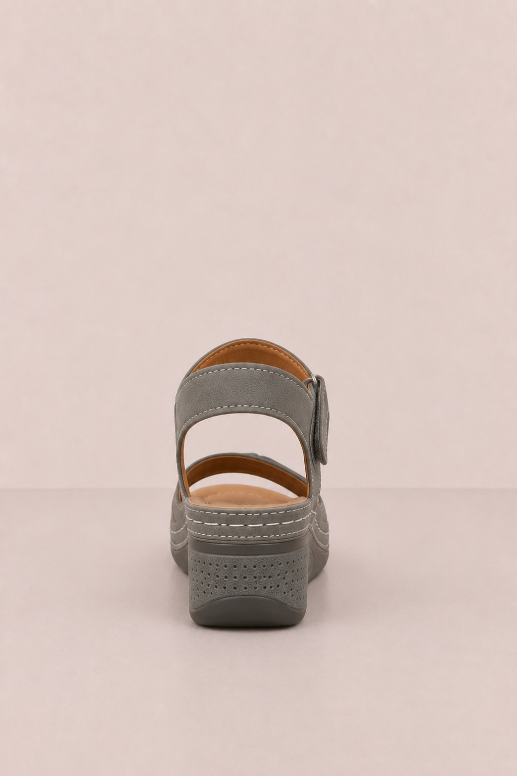 Sandalias ergonómicas de confort Vera Serrat, con plantilla acolchada y suela antideslizante, ideales para uso diario.