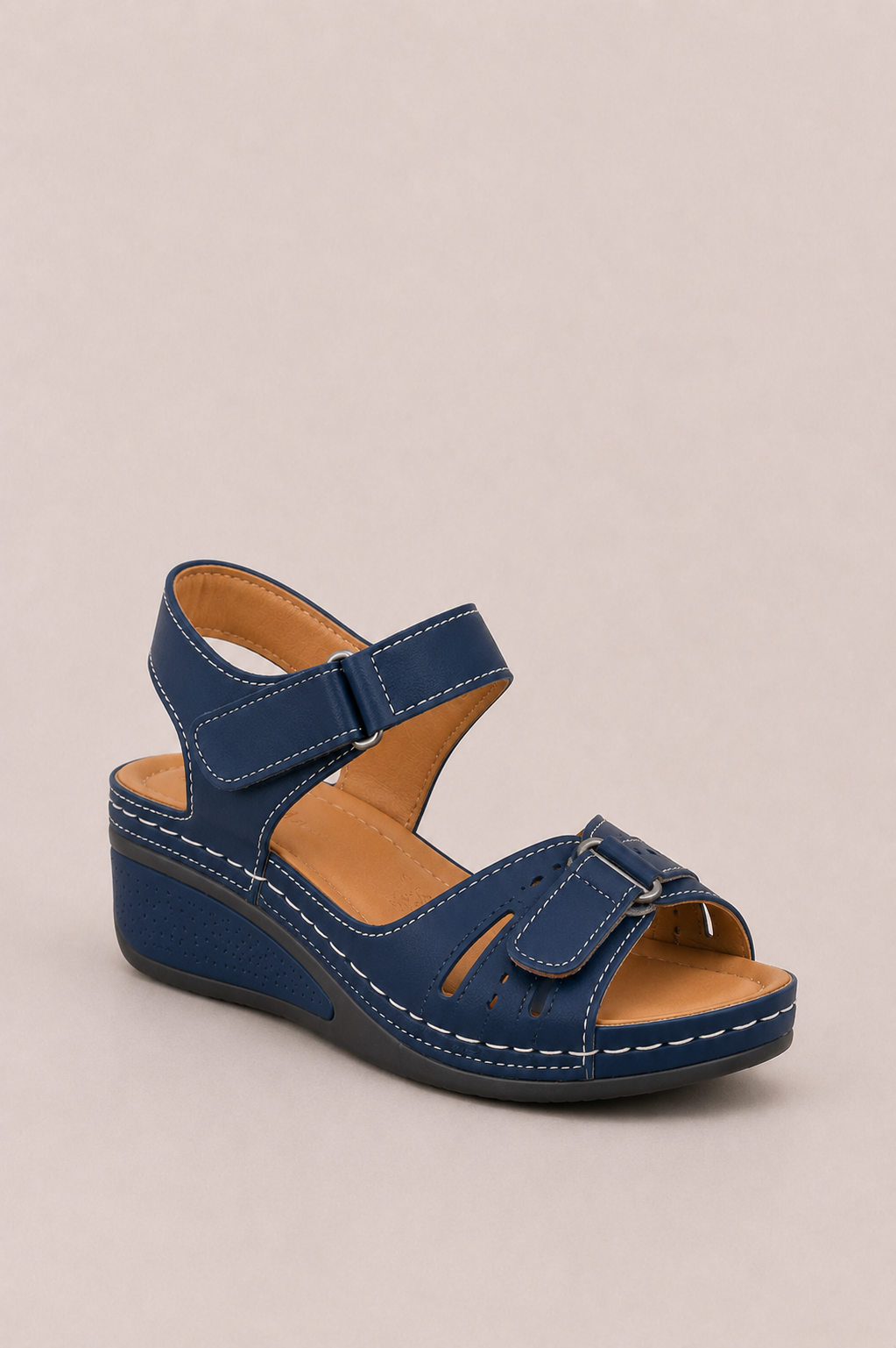 Sandalias ergonómicas de confort de Vera Serrat, con diseño cómodo y soporte para los pies, en color neutro.