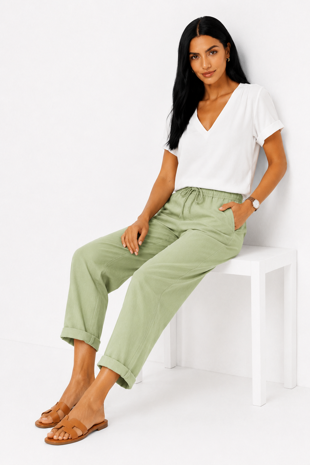Pantalón fluido con cintura elástica de Vera Serrat, tela ligera y cómoda, en color neutro, vista frontal en la imagen.