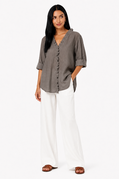 Camisa de algodón y lino con volantes de la marca Vera Serrat, en color blanco, con detalles femeninos y estilo casual elegante.