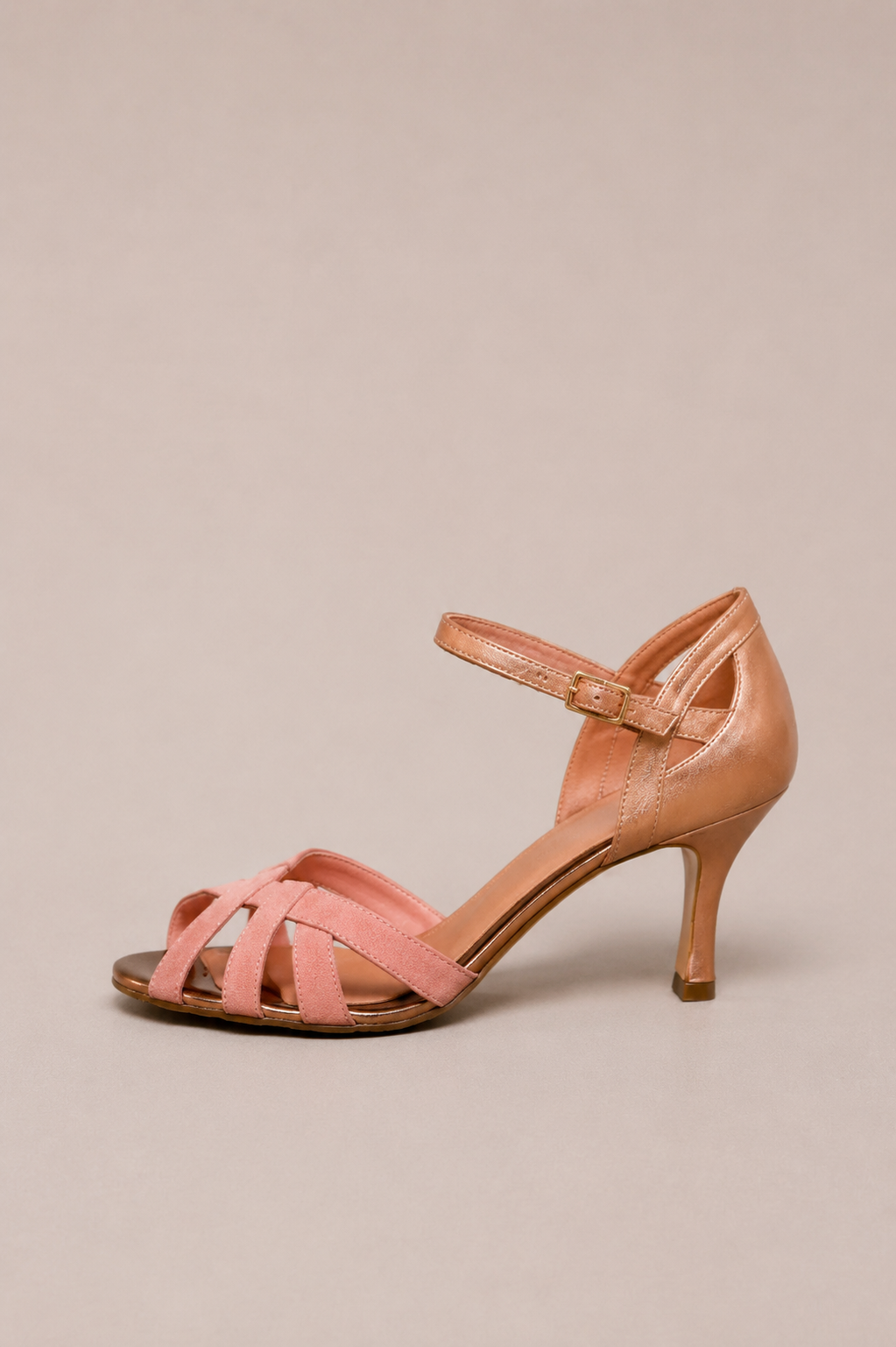 Tacones ortopédicos Vera Serrat con soporte y diseño cómodo, ideales para mejorar la postura y comodidad al caminar.