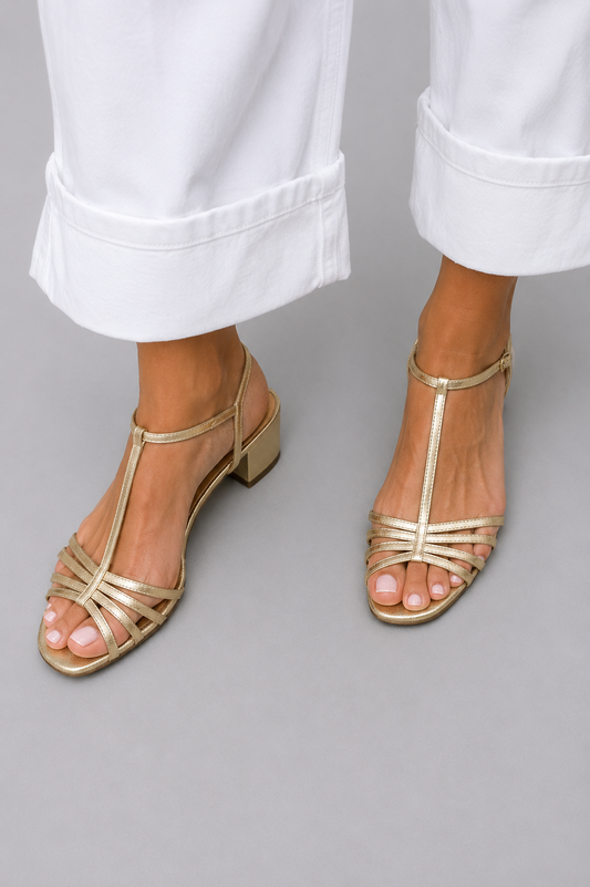 Sandalias elegantes de tacón bajo Vera Serrat, con diseño sofisticado y detalles en la parte superior, ideales para ocasiones formales.