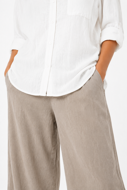 Pantalón amplio de corte relajado de la marca Vera Serrat, muestra tela suave y estilo cómodo en color neutro.