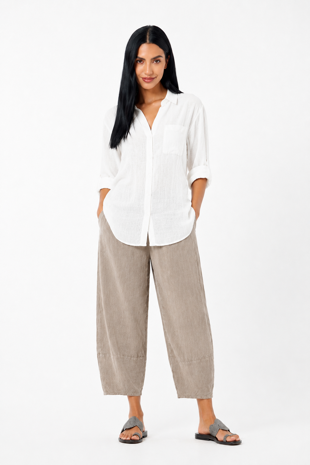 Pantalón amplio de corte relajado de Vera Serrat, tela suave y cómoda, con diseño suelto y estilo casual en color neutro.