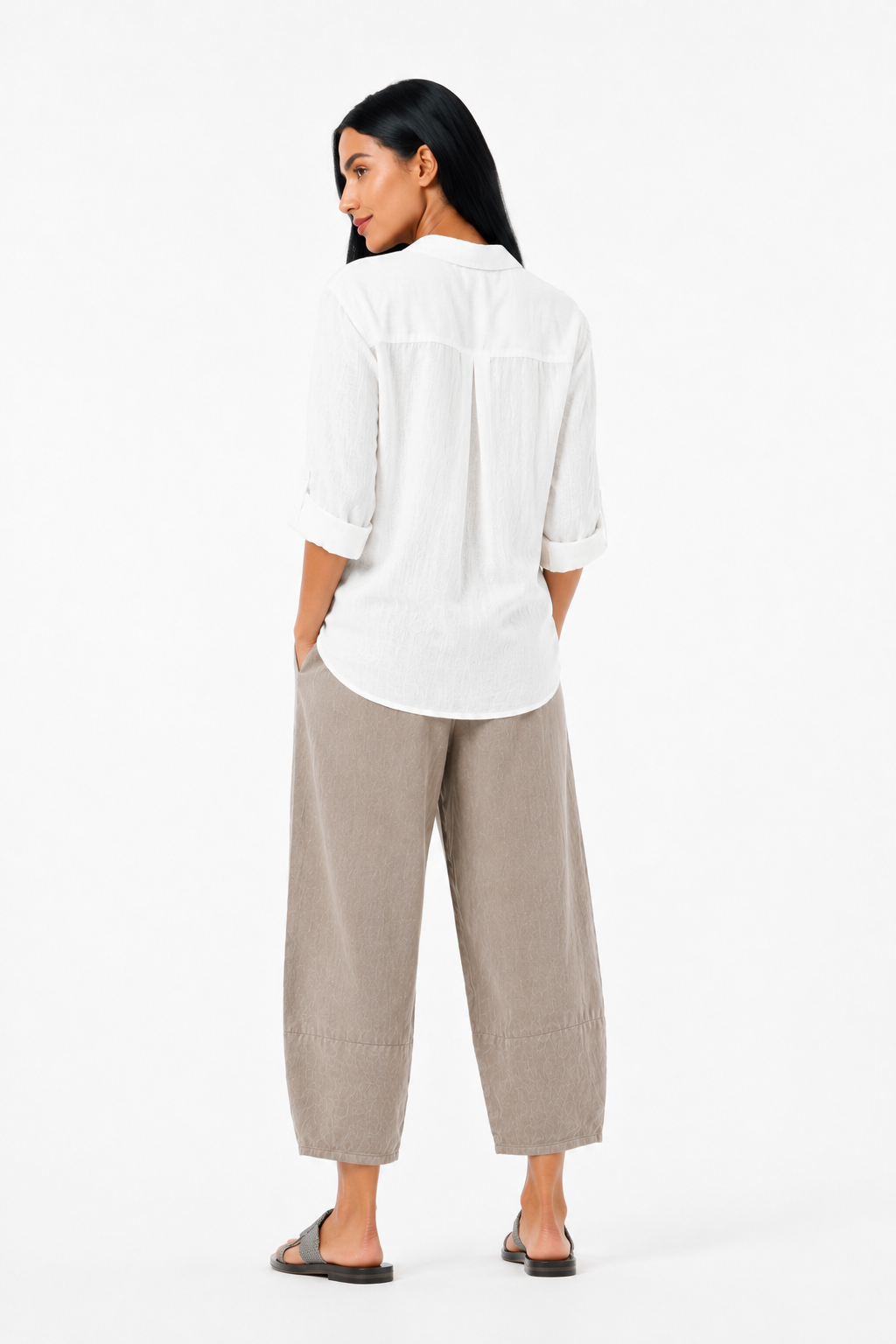 Pantalón amplio de corte relajado de la marca Vera Serrat, con tela suave y diseño cómodo para uso diario.