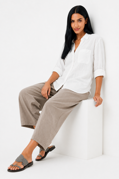 Pantalón amplio de corte relajado de Vera Serrat, tela suave y cómoda, diseñado para un estilo casual y relajado.