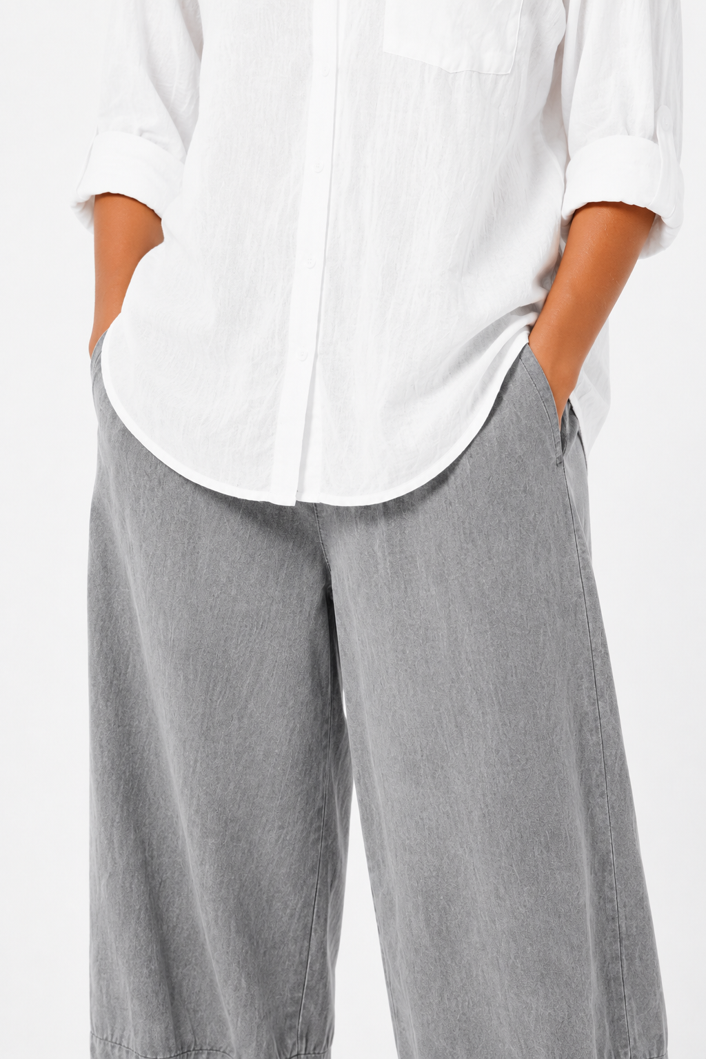 Pantalón amplio de corte relajado de la marca Vera Serrat, con tela suave y diseño cómodo para uso casual.