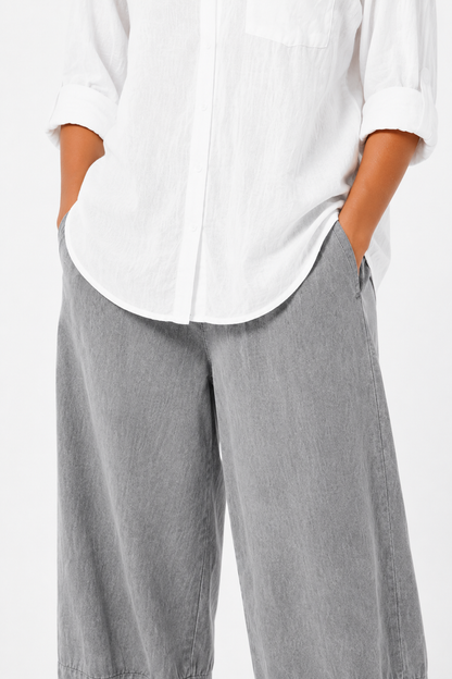 Pantalón amplio de corte relajado de la marca Vera Serrat, con tela suave y diseño cómodo para uso casual.