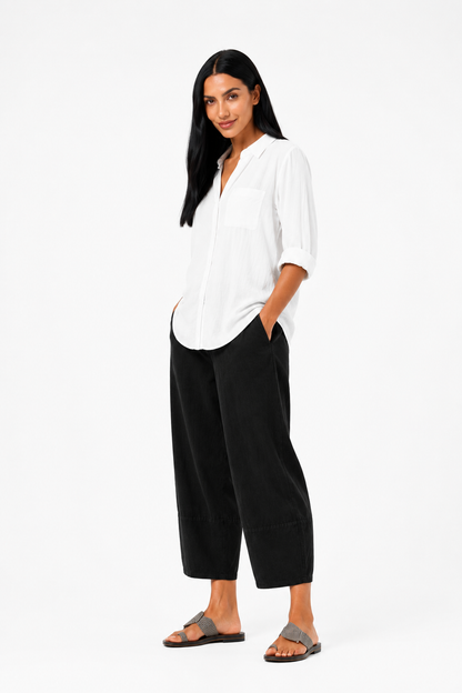 Pantalón amplio de corte relajado de la marca Vera Serrat, en color neutro, mostrando su estilo cómodo y moderno.
