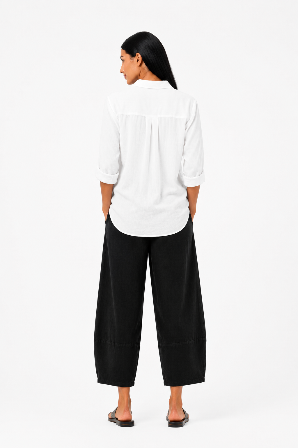Pantalón amplio de corte relajado de la marca Vera Serrat, en tela suave y color neutro, mostrado en vista frontal.