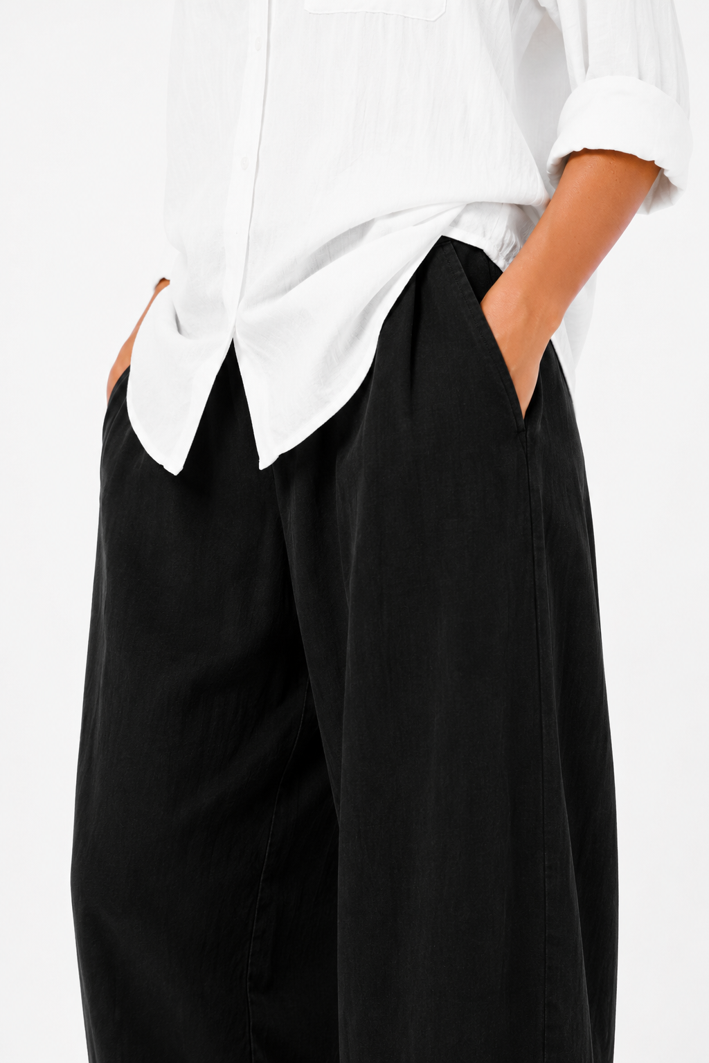 Pantalón amplio de corte relajado de la marca Vera Serrat, visible en color neutro y tejido suave.