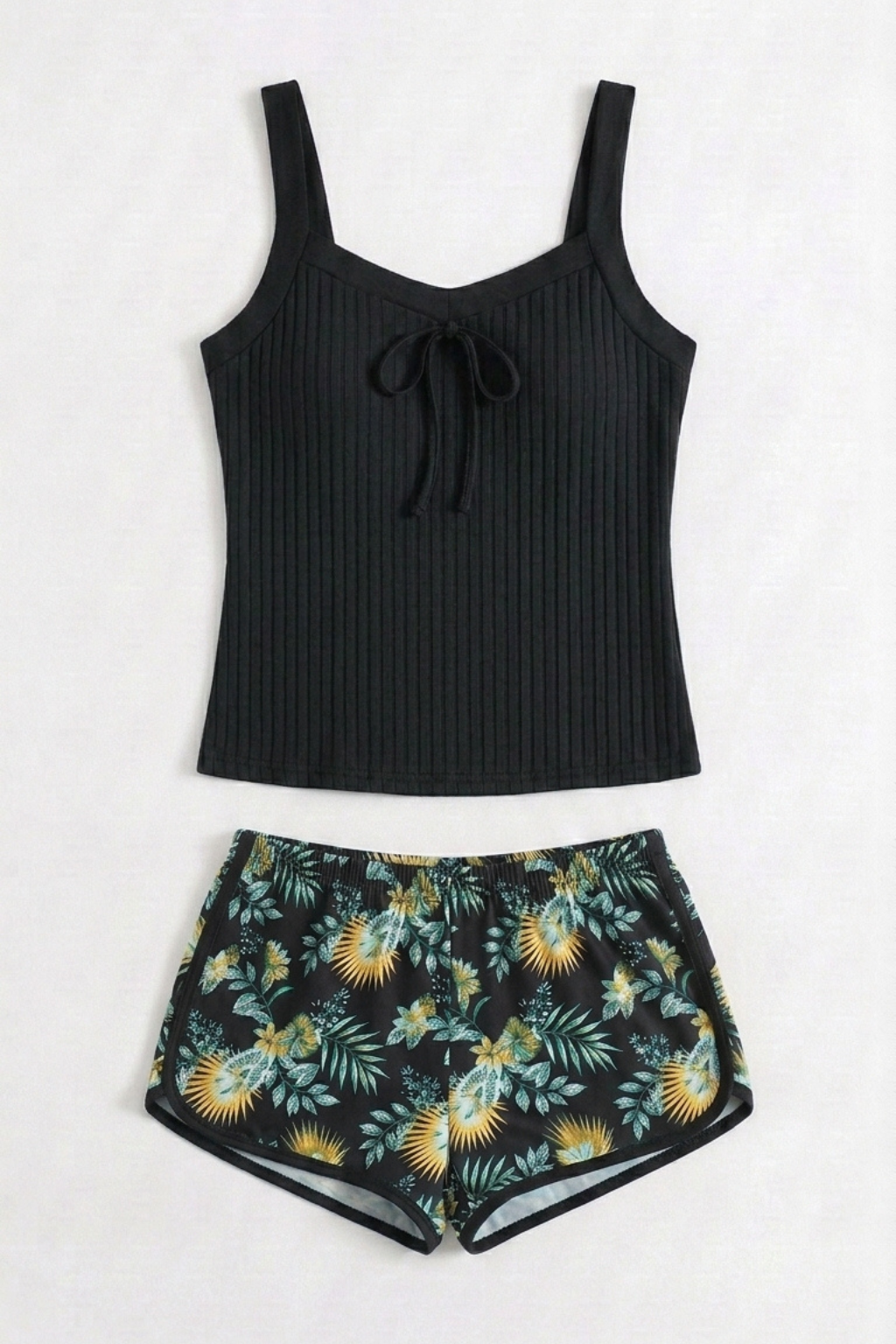 Tankini elegante de corte fluido de Vera Serrat, con diseño colorido y detalles suaves en la parte superior y inferior.