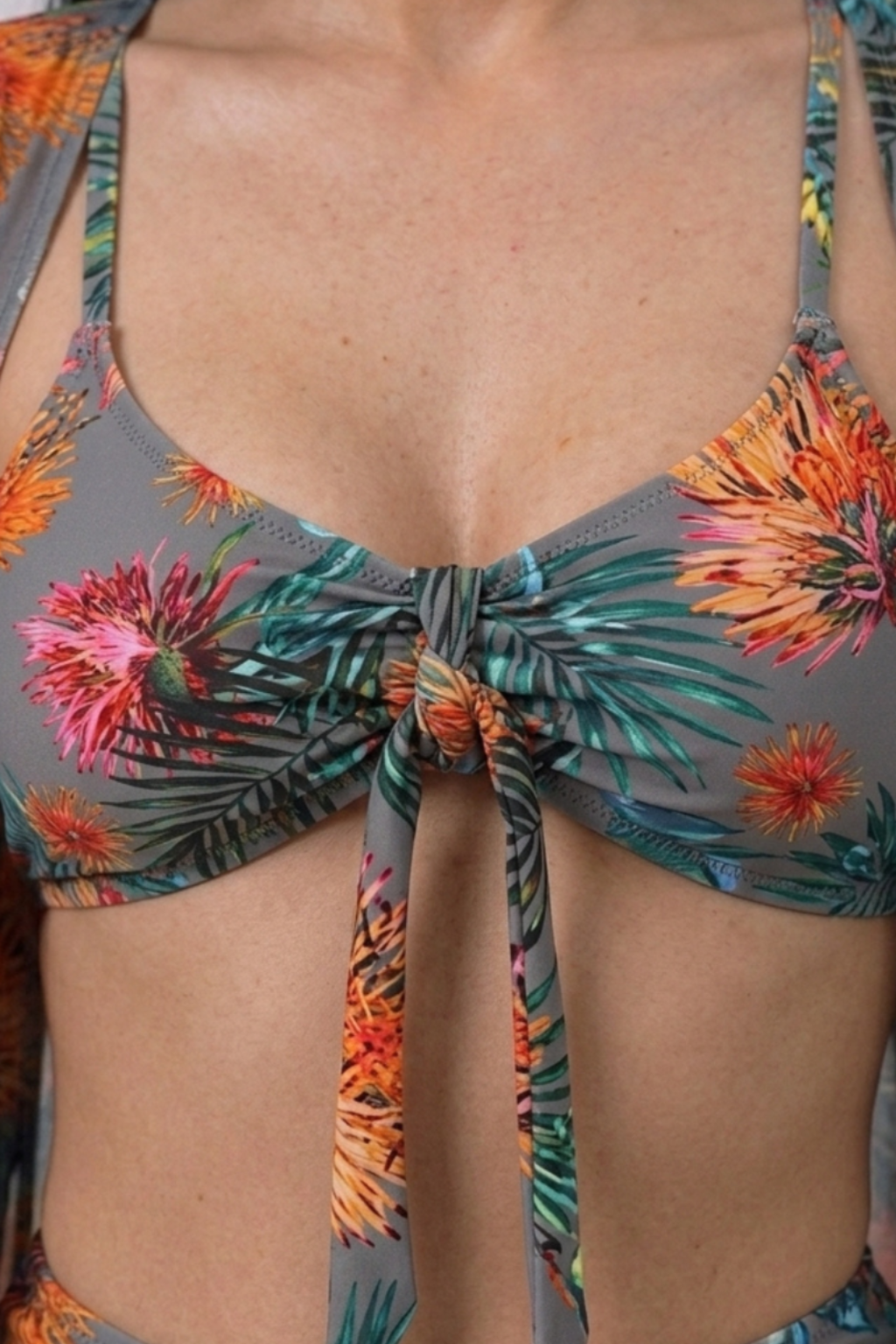 Bikini Tropical de 3 Piezas con Kimono