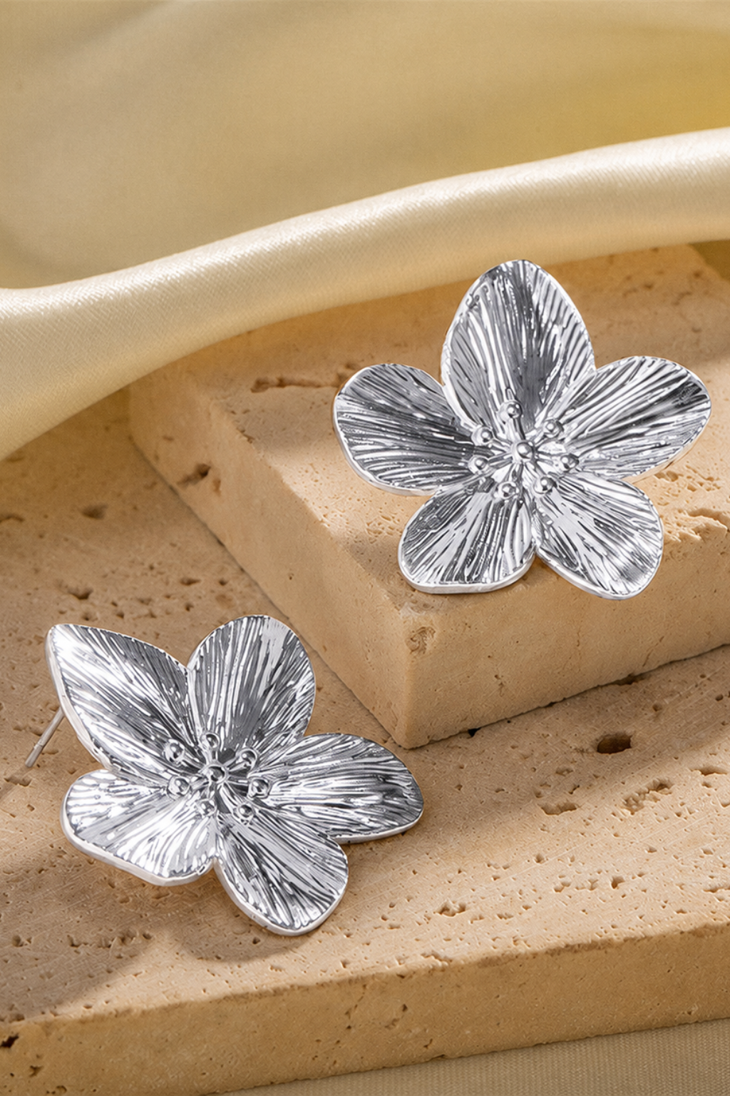 Pendientes flor brillantes de Vera Serrat con diseño delicado y detalles relucientes en forma de flor.