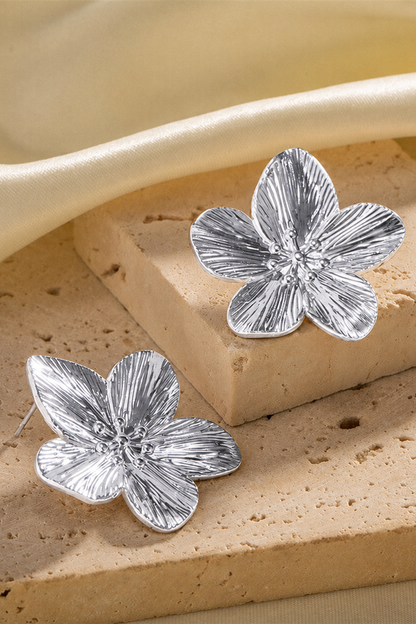 Pendientes flor brillantes de Vera Serrat con diseño delicado y detalles relucientes en forma de flor.
