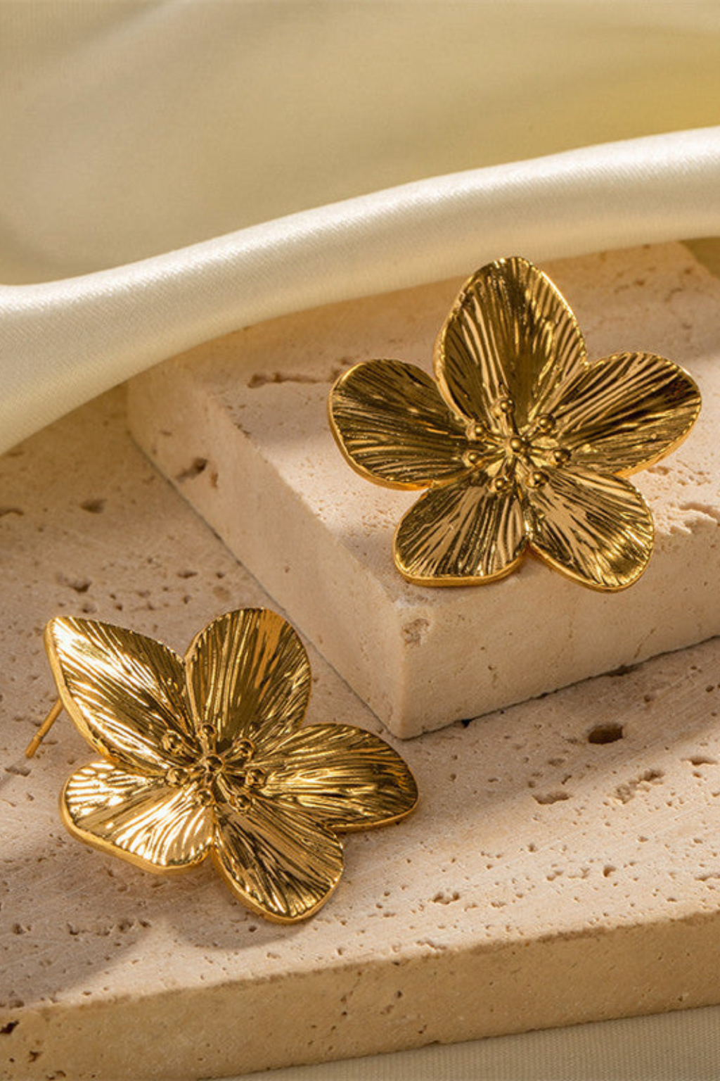 Pendientes flor brillantes de Vera Serrat con diseño delicado y detalles relucientes para un estilo elegante y natural.
