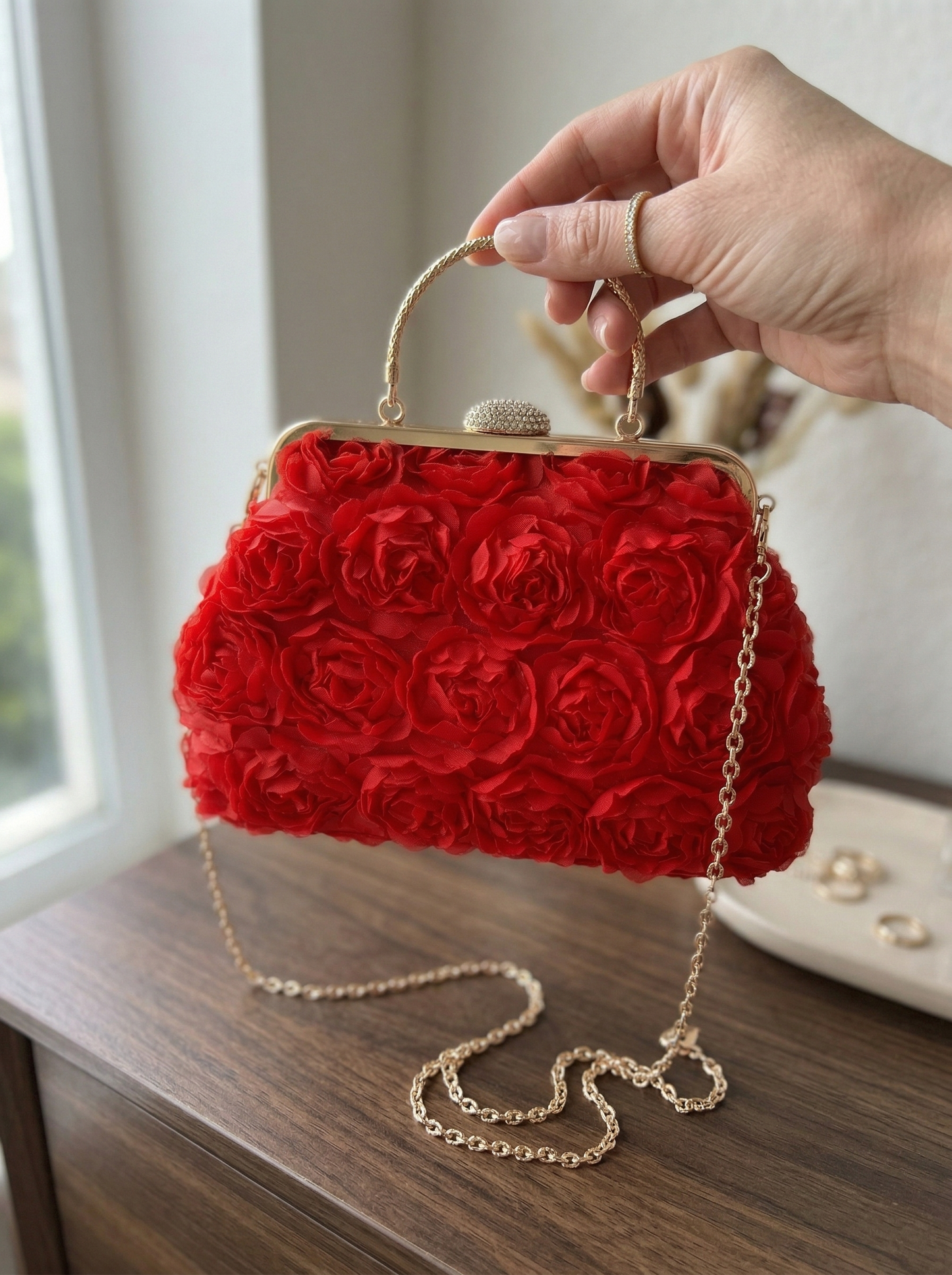Bolso de mano elegante NOA FERRER Flora, bolso de mujer con diseño sofisticado y detalles modernos, en tonos neutros.