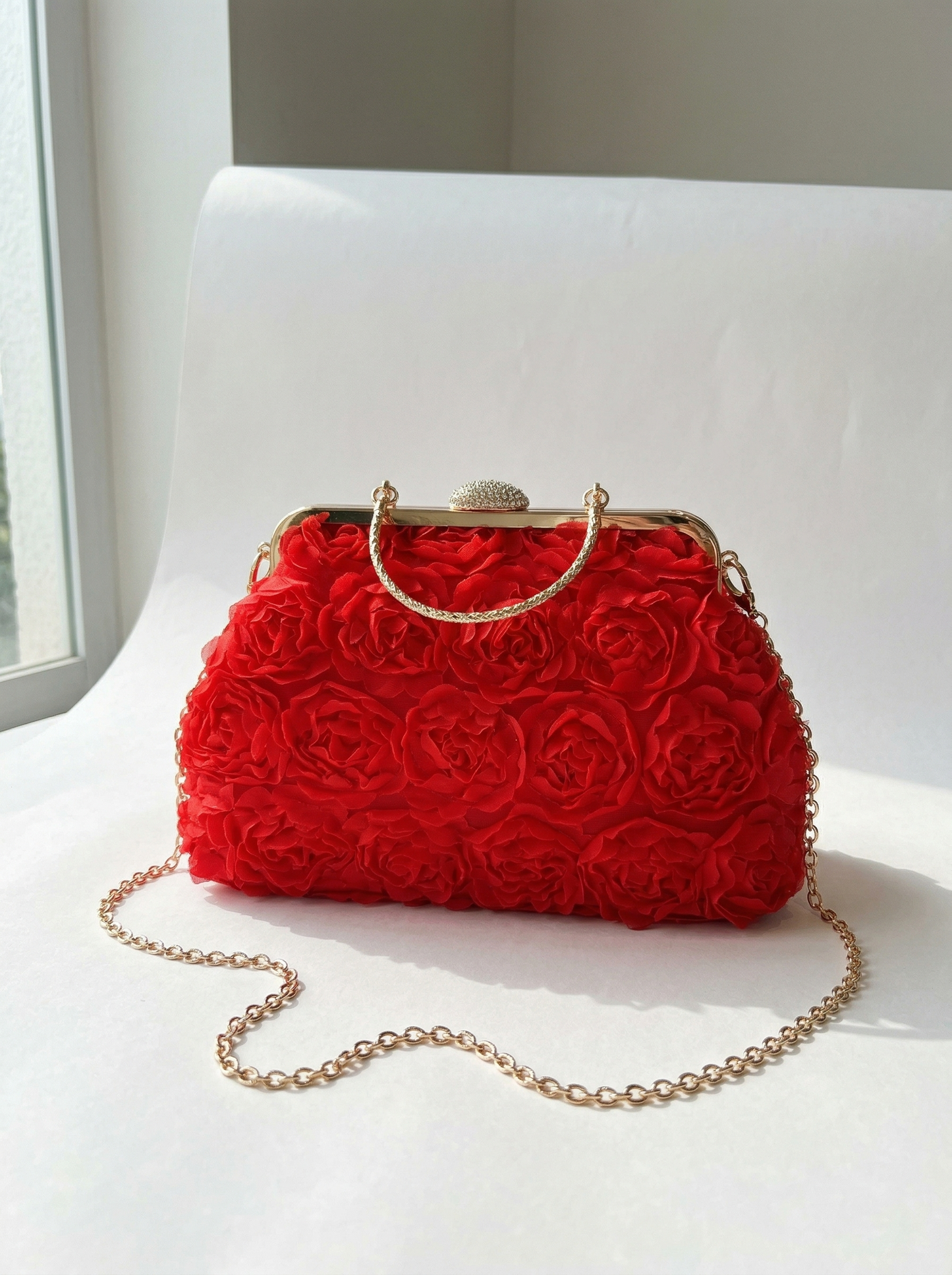 Bolso de mano elegante Flora de NOA FERRER, con diseño sofisticado y detalles en cuero en imagen.